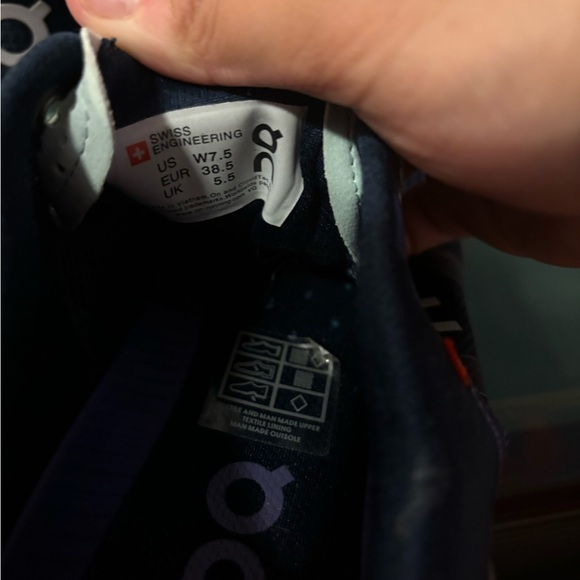 women’s size US 7.5 on clouds - Picture 3 of 6